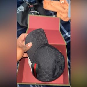 Gucci hat black red green it’s in new condition only wore twice